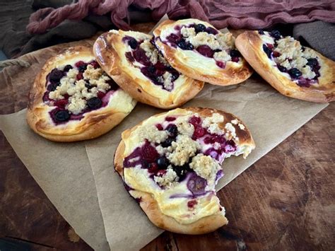 Kynuté koláče s tvarohem a ovocem